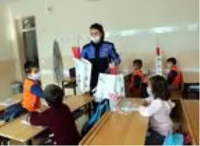 Van'da Mevlidi Nebi Haftası'nda polisten çocuklara hediye Van'da Mevlidi Nebi Haftası'nda polisten çocuklara hediye