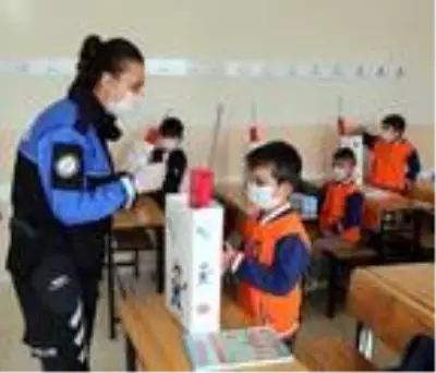 Van'da Mevlidi Nebi Haftası'nda polisten çocuklara hediye Van'da Mevlidi Nebi Haftası'nda polisten çocuklara hediye