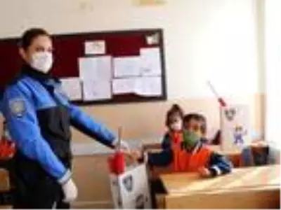 Van'da Mevlidi Nebi Haftası'nda polisten çocuklara hediye Van'da Mevlidi Nebi Haftası'nda polisten çocuklara hediye