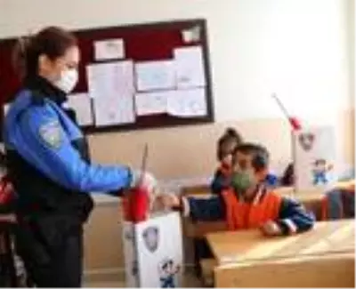 Van'da Mevlidi Nebi Haftası'nda polisten çocuklara hediye Van'da Mevlidi Nebi Haftası'nda polisten çocuklara hediye
