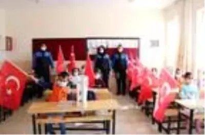 Van'da Mevlidi Nebi Haftası'nda polisten çocuklara hediye Van'da Mevlidi Nebi Haftası'nda polisten çocuklara hediye