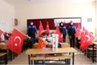 Van'da Mevlidi Nebi Haftası'nda polisten çocuklara hediye Van'da Mevlidi Nebi Haftası'nda polisten çocuklara hediye