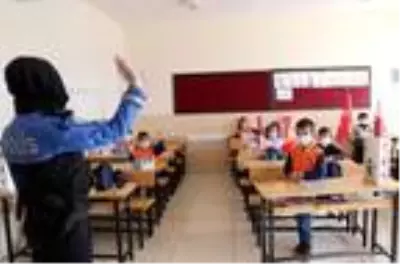 Van'da Mevlidi Nebi Haftası'nda polisten çocuklara hediye Van'da Mevlidi Nebi Haftası'nda polisten çocuklara hediye