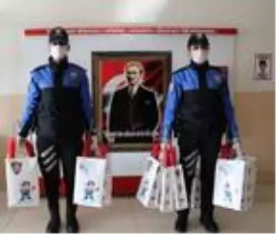 Van'da Mevlidi Nebi Haftası'nda polisten çocuklara hediye Van'da Mevlidi Nebi Haftası'nda polisten çocuklara hediye
