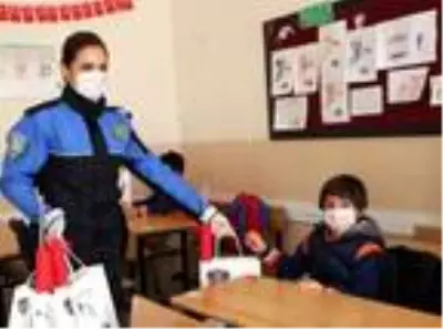 Van'da Mevlidi Nebi Haftası'nda polisten çocuklara hediye Van'da Mevlidi Nebi Haftası'nda polisten çocuklara hediye