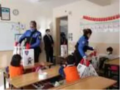 Van'da Mevlidi Nebi Haftası'nda polisten çocuklara hediye Van'da Mevlidi Nebi Haftası'nda polisten çocuklara hediye