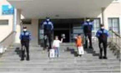 Van'da Mevlidi Nebi Haftası'nda polisten çocuklara hediye Van'da Mevlidi Nebi Haftası'nda polisten çocuklara hediye