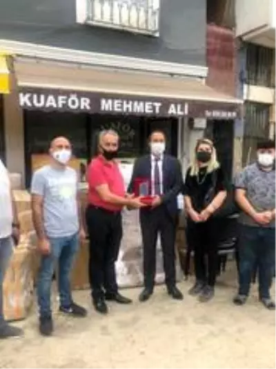 Van'dan Giresun'daki selden zarar gören berber ve kuaförlere destek Van'dan Giresun'daki selden zarar gören berber ve kuaförlere destek