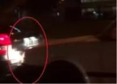 Yakıtı biten otomobilin, başka bir otomobille itilme anı kamerada Yakıtı biten otomobilin, başka bir otomobille itilme anı kamerada