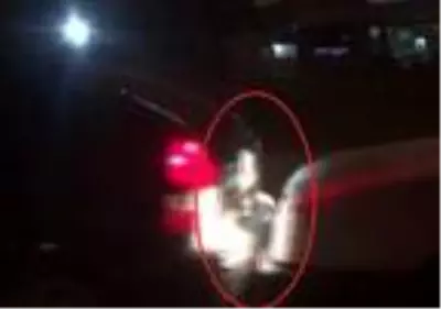 Yakıtı biten otomobilin, başka bir otomobille itilme anı kamerada Yakıtı biten otomobilin, başka bir otomobille itilme anı kamerada