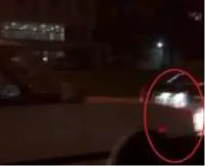 Yakıtı biten otomobilin, başka bir otomobille itilme anı kamerada Yakıtı biten otomobilin, başka bir otomobille itilme anı kamerada