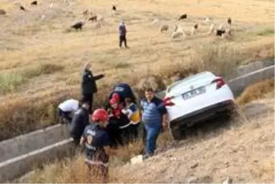 - Yaralı sürücünün yardımına vatandaşlar yetişti - Yaralı sürücünün yardımına vatandaşlar yetişti