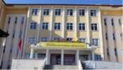 Yöneticisi oldukları okulun eskiyen sıralarını onarıyorlar Yöneticisi oldukları okulun eskiyen sıralarını onarıyorlar