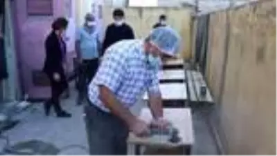 Yöneticisi oldukları okulun eskiyen sıralarını onarıyorlar Yöneticisi oldukları okulun eskiyen sıralarını onarıyorlar
