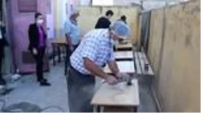 Yöneticisi oldukları okulun eskiyen sıralarını onarıyorlar Yöneticisi oldukları okulun eskiyen sıralarını onarıyorlar