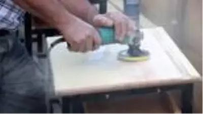 Yöneticisi oldukları okulun eskiyen sıralarını onarıyorlar Yöneticisi oldukları okulun eskiyen sıralarını onarıyorlar