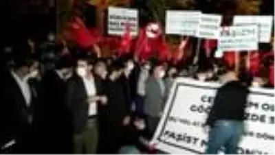 AK Parti Gençlik Kolları'ndan Fransa Büyükelçiliği önünde 'Charlie Hebdo' protestosu AK Parti Gençlik Kolları'ndan Fransa Büyükelçiliği önünde 'Charlie Hebdo' protestosu