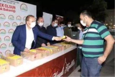 Aksaray'da kandil nedeniyle cami önünde süt ikram edildi Aksaray'da kandil nedeniyle cami önünde süt ikram edildi