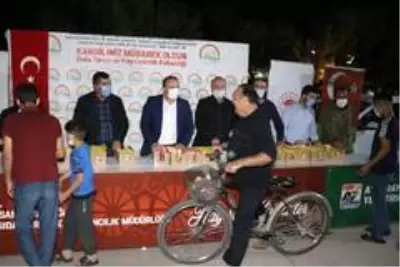Aksaray'da kandil nedeniyle cami önünde süt ikram edildi Aksaray'da kandil nedeniyle cami önünde süt ikram edildi
