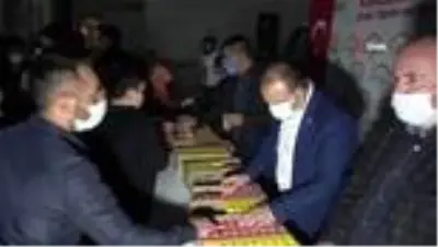 Aksaray'da kandil nedeniyle cami önünde süt ikram edildi Aksaray'da kandil nedeniyle cami önünde süt ikram edildi