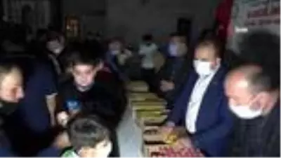 Aksaray'da kandil nedeniyle cami önünde süt ikram edildi Aksaray'da kandil nedeniyle cami önünde süt ikram edildi