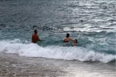 Alanya'da turistlerin kapalı havada dev dalgalı deniz keyfi Alanya'da turistlerin kapalı havada dev dalgalı deniz keyfi