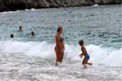Alanya'da turistlerin kapalı havada dev dalgalı deniz keyfi Alanya'da turistlerin kapalı havada dev dalgalı deniz keyfi