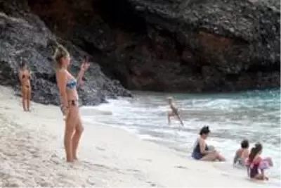 Alanya'da turistlerin kapalı havada dev dalgalı deniz keyfi Alanya'da turistlerin kapalı havada dev dalgalı deniz keyfi