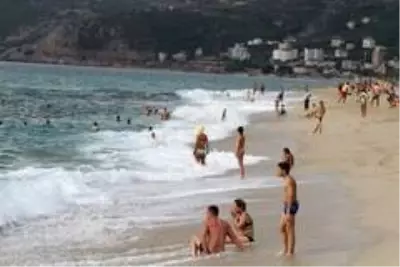 Alanya'da turistlerin kapalı havada dev dalgalı deniz keyfi Alanya'da turistlerin kapalı havada dev dalgalı deniz keyfi