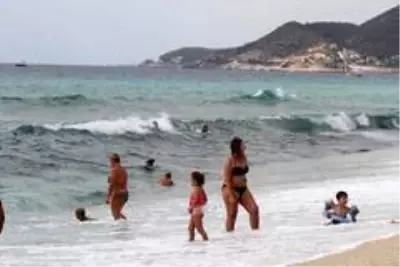 Alanya'da turistlerin kapalı havada dev dalgalı deniz keyfi Alanya'da turistlerin kapalı havada dev dalgalı deniz keyfi