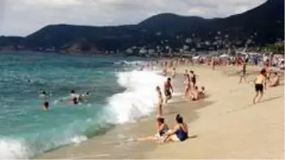 Alanya'da turistlerin kapalı havada dev dalgalı deniz keyfi Alanya'da turistlerin kapalı havada dev dalgalı deniz keyfi