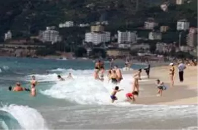 Alanya'da turistlerin kapalı havada dev dalgalı deniz keyfi Alanya'da turistlerin kapalı havada dev dalgalı deniz keyfi