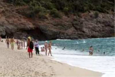 Alanya'da turistlerin kapalı havada dev dalgalı deniz keyfi Alanya'da turistlerin kapalı havada dev dalgalı deniz keyfi