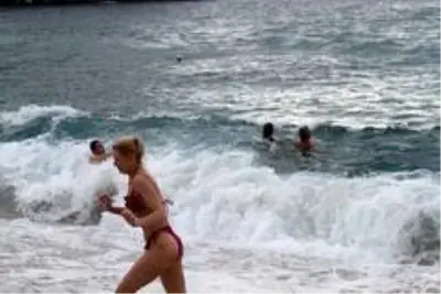 Alanya'da turistlerin kapalı havada dev dalgalı deniz keyfi Alanya'da turistlerin kapalı havada dev dalgalı deniz keyfi