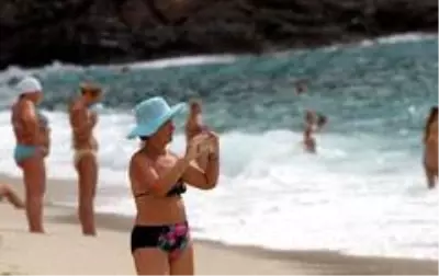 Alanya'da turistlerin kapalı havada dev dalgalı deniz keyfi Alanya'da turistlerin kapalı havada dev dalgalı deniz keyfi
