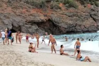 Alanya'da turistlerin kapalı havada dev dalgalı deniz keyfi Alanya'da turistlerin kapalı havada dev dalgalı deniz keyfi