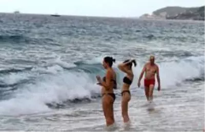 Alanya'da turistlerin kapalı havada dev dalgalı deniz keyfi Alanya'da turistlerin kapalı havada dev dalgalı deniz keyfi