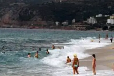Alanya'da turistlerin kapalı havada dev dalgalı deniz keyfi Alanya'da turistlerin kapalı havada dev dalgalı deniz keyfi
