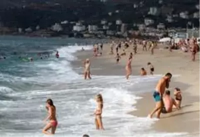 Alanya'da turistlerin kapalı havada dev dalgalı deniz keyfi Alanya'da turistlerin kapalı havada dev dalgalı deniz keyfi