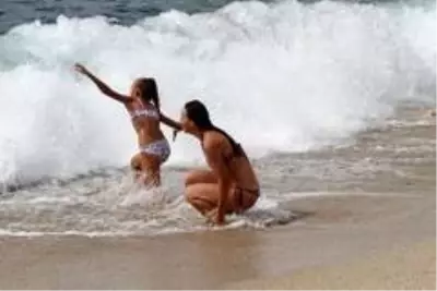 Alanya'da turistlerin kapalı havada dev dalgalı deniz keyfi Alanya'da turistlerin kapalı havada dev dalgalı deniz keyfi