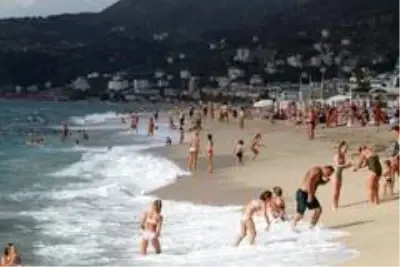 Alanya'da turistlerin kapalı havada dev dalgalı deniz keyfi Alanya'da turistlerin kapalı havada dev dalgalı deniz keyfi