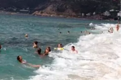 Alanya'da turistlerin kapalı havada dev dalgalı deniz keyfi Alanya'da turistlerin kapalı havada dev dalgalı deniz keyfi