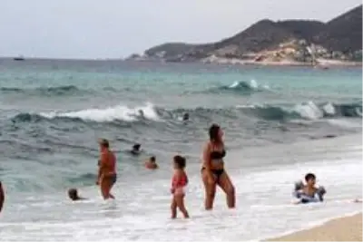 Alanya'da turistlerin kapalı havada dev dalgalı deniz keyfi Alanya'da turistlerin kapalı havada dev dalgalı deniz keyfi