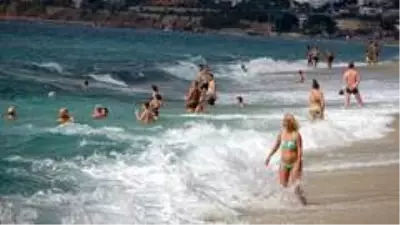 Alanya'da turistlerin kapalı havada dev dalgalı deniz keyfi Alanya'da turistlerin kapalı havada dev dalgalı deniz keyfi