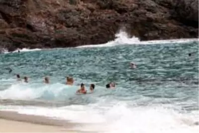 Alanya'da turistlerin kapalı havada dev dalgalı deniz keyfi Alanya'da turistlerin kapalı havada dev dalgalı deniz keyfi