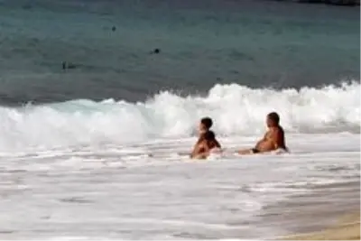 Alanya'da turistlerin kapalı havada dev dalgalı deniz keyfi Alanya'da turistlerin kapalı havada dev dalgalı deniz keyfi