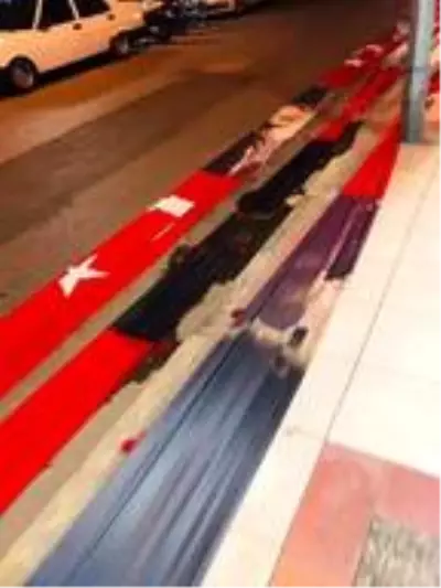 Alaşehir'de Türk bayrağının caddeye serilmesine soruşturma Alaşehir'de Türk bayrağının caddeye serilmesine soruşturma