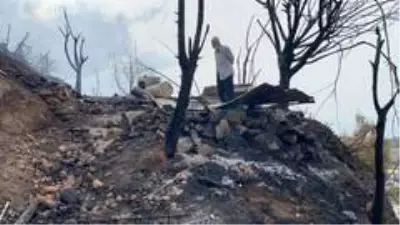 Alevlerin arasında kalan Azganlık Şehitliği ise yangında etkilenmedi Alevlerin arasında kalan Azganlık Şehitliği ise yangında etkilenmedi