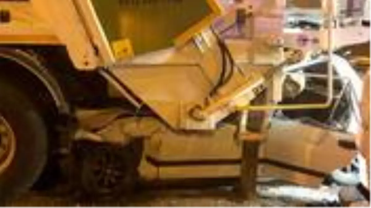 Ankara'da feci kaza! Otomobil duran çöp kamyonunun altına girdi