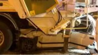 Ankara'da feci kaza! Otomobil duran çöp kamyonunun altına girdi Ankara'da feci kaza! Otomobil duran çöp kamyonunun altına girdi